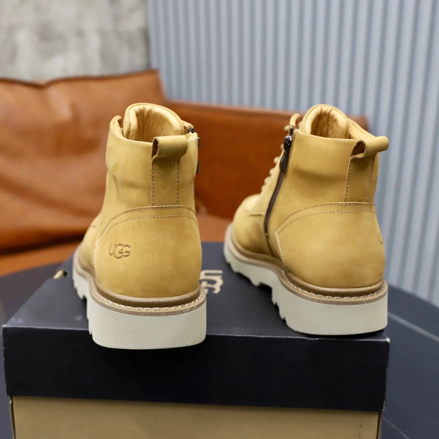 Ex-factory price: 640💰Thick wool imported from Australia Brand: UGG genuine purchase Size: 39-44 Grade: Official website 1:1 Material: First layer of genuine leather waterproof and antifreeze upper Real wool lining Original non-slip soft wear-resistant outsole Style category: Men's casual shoes Trendy style Comfortable on the feet Color: Official website color synchronization